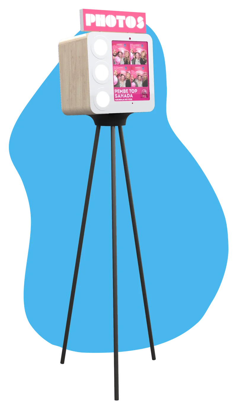 Fotobox mieten bei Badabooth: Fotobox aus Holz im Vintage-Look auf Standbeinen, mit Touchscreen und Sofortdruck