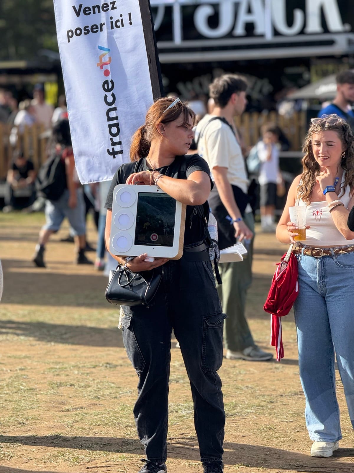 Betreuerin mit der mobilen Badabooth auf einem Festival